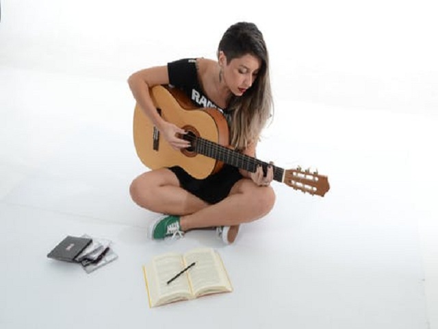 Kvinna som spelar gitarr