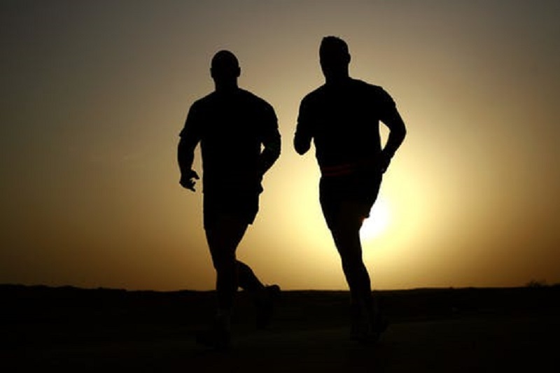 Joggare i motljus