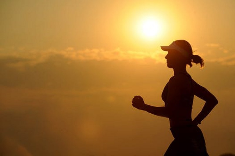 Jogggare i solnedgång