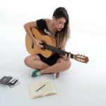Kvinna som spelar gitarr